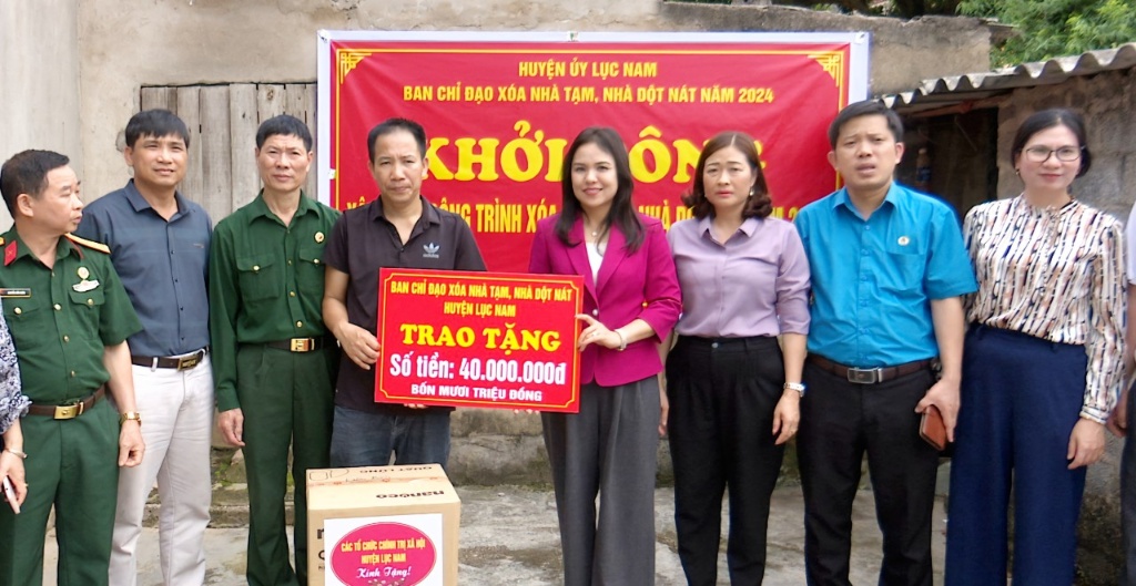 Bí thư Huyện ủy trao tiền hỗ trợ xây dựng nhà đại đoàn kết cho hộ cận nghèo tại xã Tam Dị