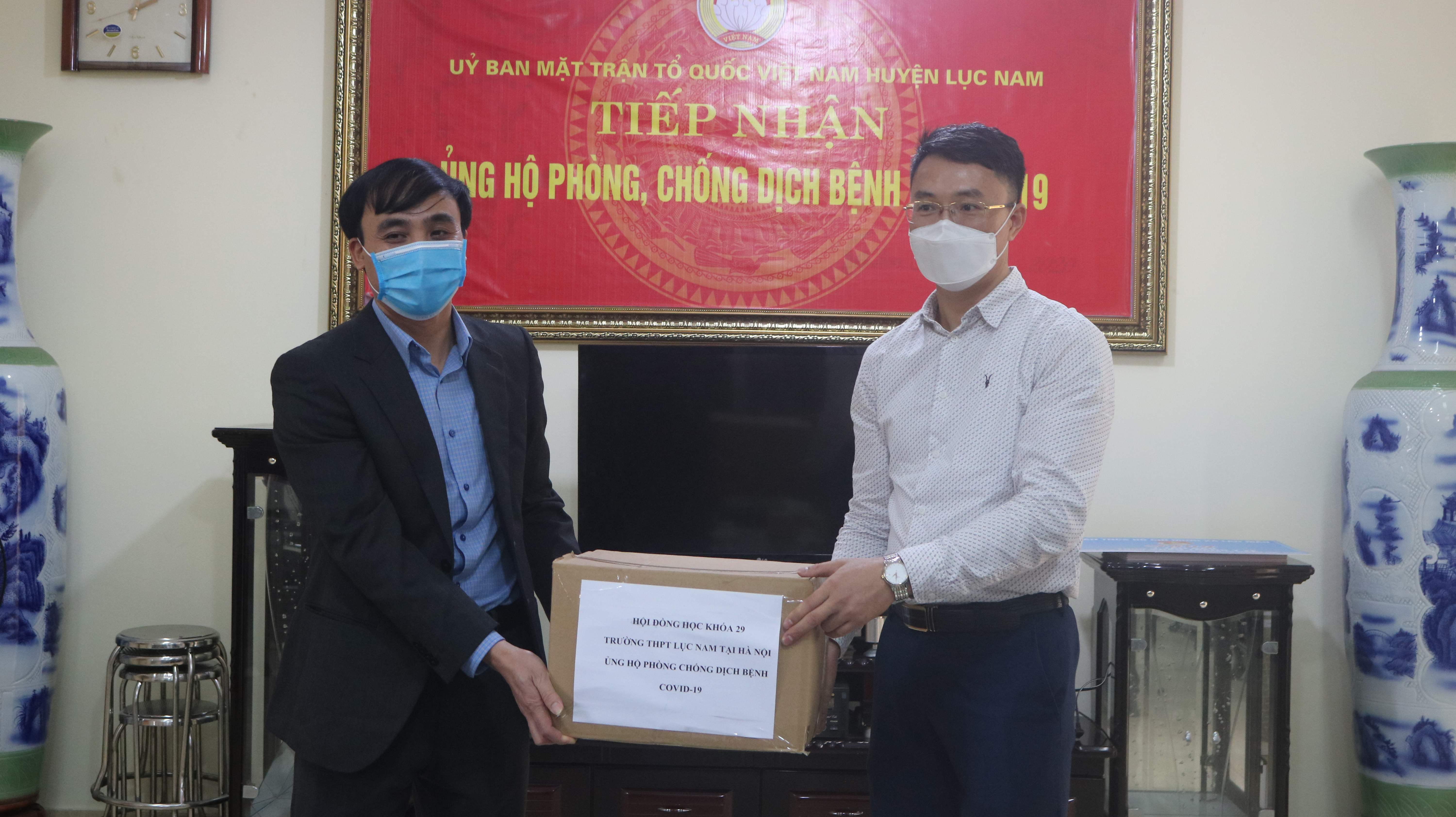 Học sinh khóa 29 trường THPT Lục nam ủng hộ phòng chống dịch Covid - 19 cho BCĐ huyện