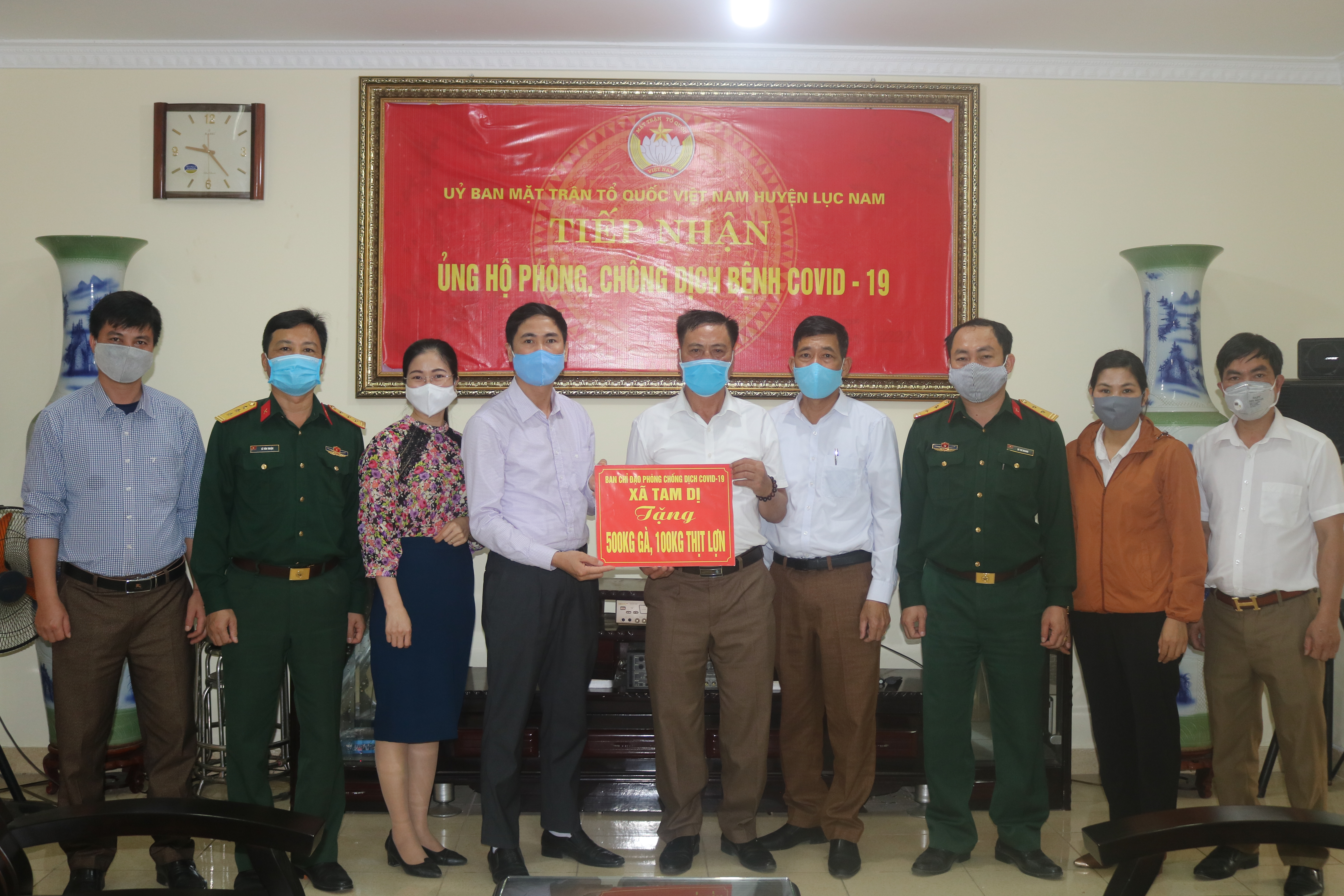 UBND huyện tiếp nhận ủng hộ phòng chống dịch Covid-19 của UBND xã Tam Dị
