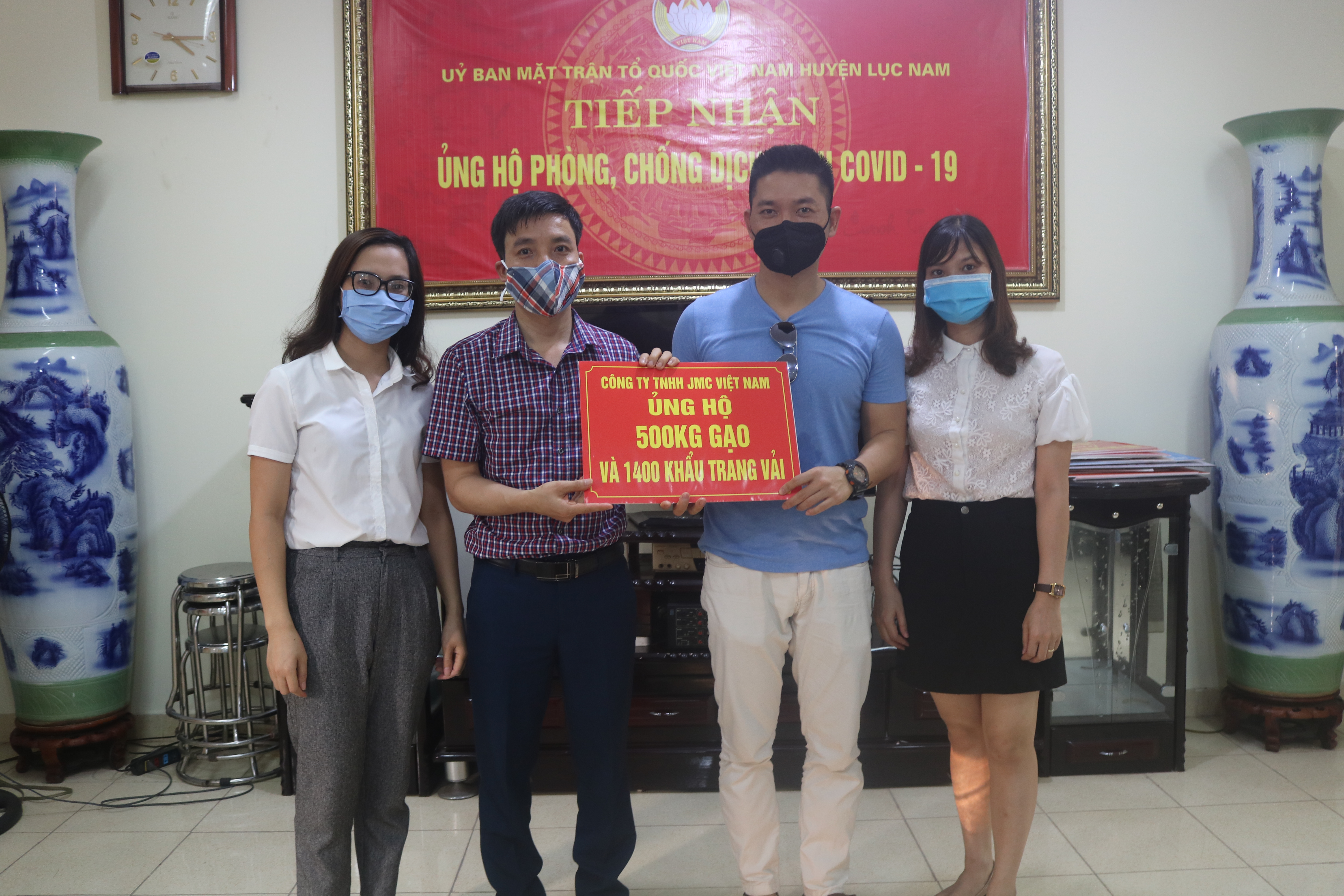 Công ty TNHH JMC Việt Nam ủng hộ cho BCĐ huyện phòng chống dịch, bệnh Covid -19