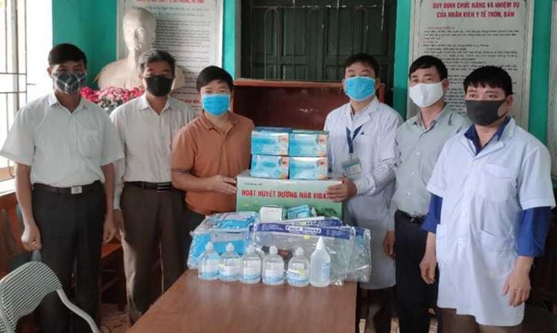 Xã Thanh Hải trao ủng hộ gần 8 triệu đồng tiền vật tư y tế cho cán bộ Trạm Y tế xã
