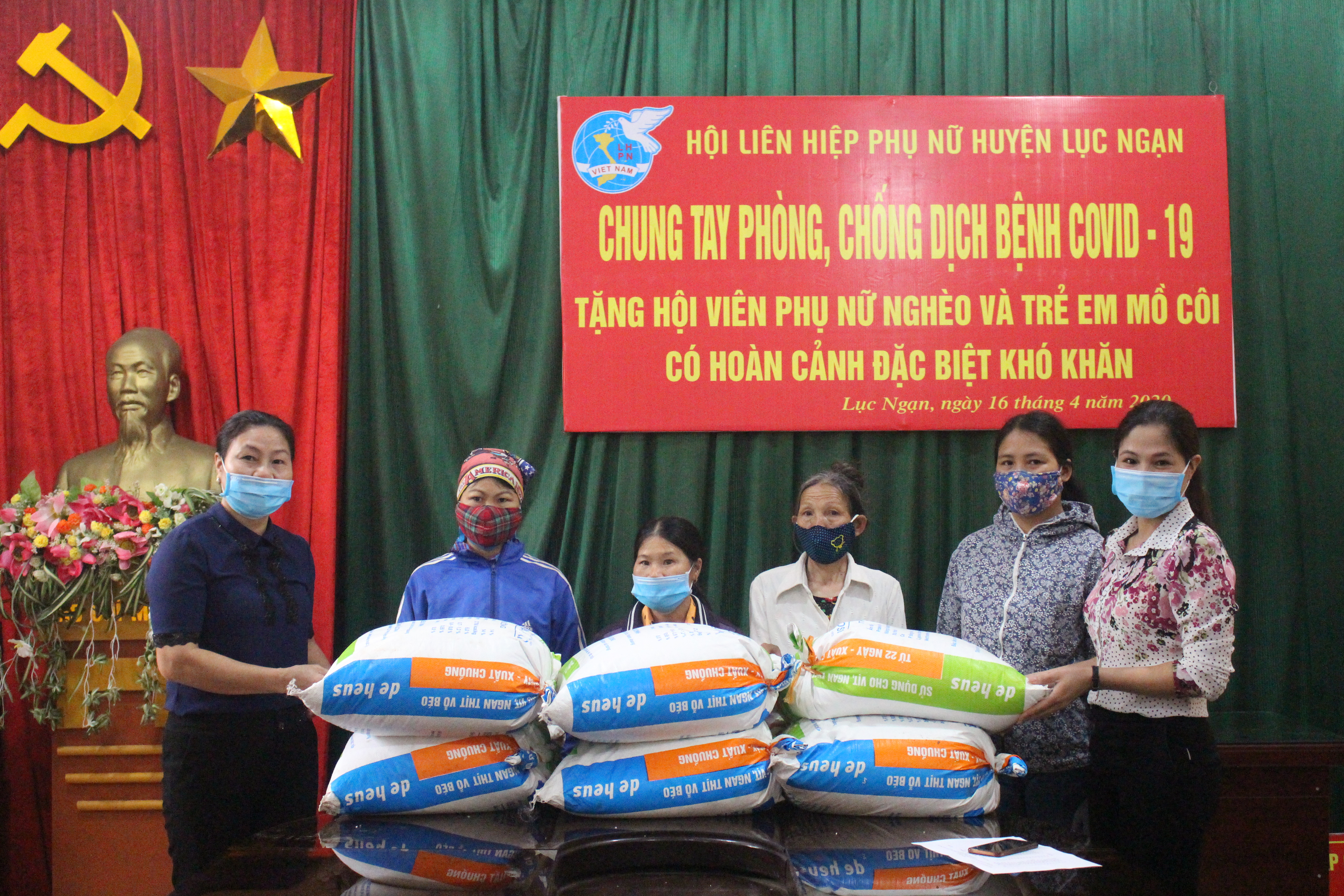 Hội LHPN huyện Lục Ngạn: Tặng 2,5 tấn gạo cho hội viên nghèo