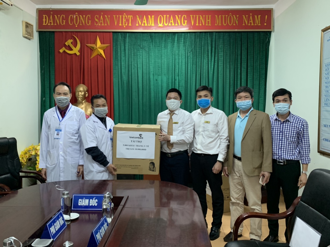 Hỗ trợ 5.000 chiếc khẩu trang y tế cho Trung tâm y tế huyện Lục Ngạn