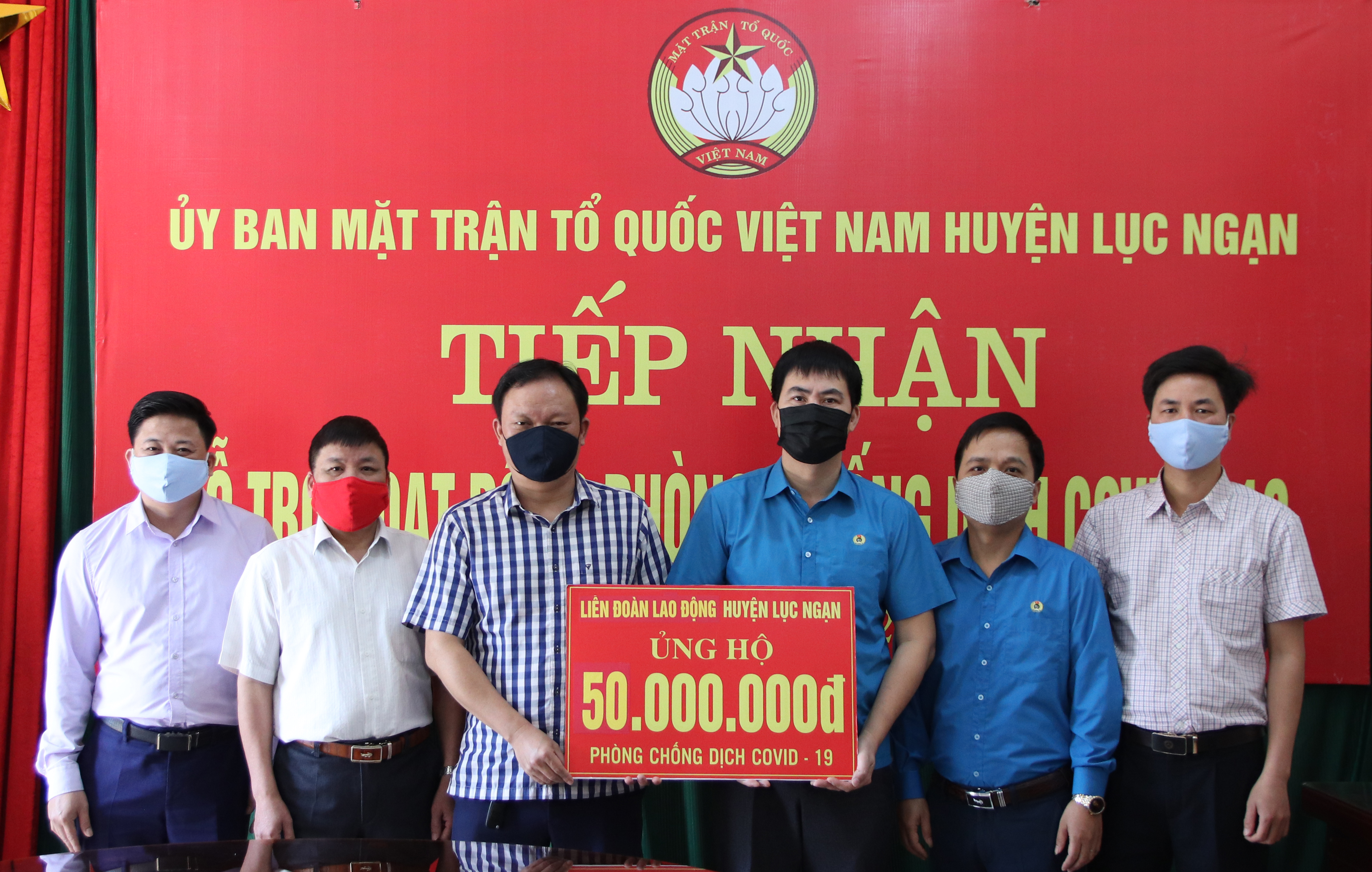 Cán bộ, công nhân, viên chức huyện Lục Ngạn ủng hộ quỹ phòng chống dịch COVID-19