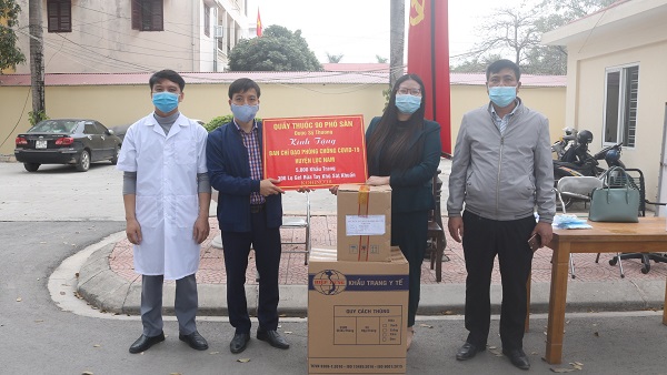 Quầy thuốc 90 phố Sàn trao tặng khẩu trang y tế cho BCĐ  phòng chống dịch bệnh Covid-19 của huyện