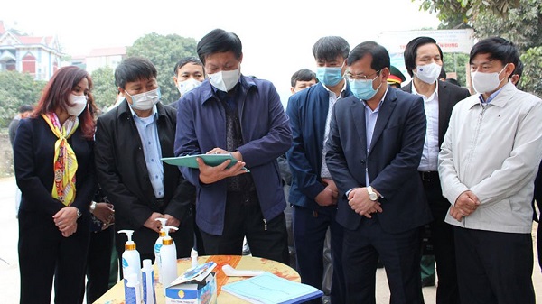 Thứ trưởng Bộ Y tế Đỗ Xuân Tuyên kiểm tra công tác phòng, chống dịch Covid-19 tại huyện