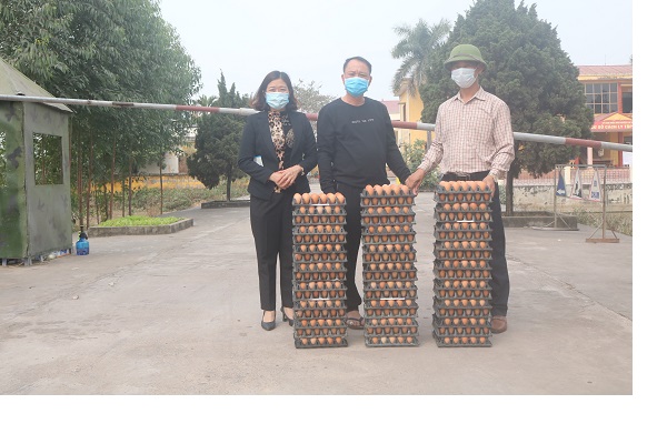 Ủy ban MTTQ huyện trao tặng 3.000 quả trứng gà cho khu cách ly tập  trung của huyện