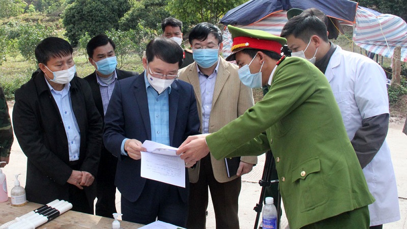 Chủ tịch UBND tỉnh Lê Ánh Dương kiểm tra công tác phòng chống dịch tại huyện
