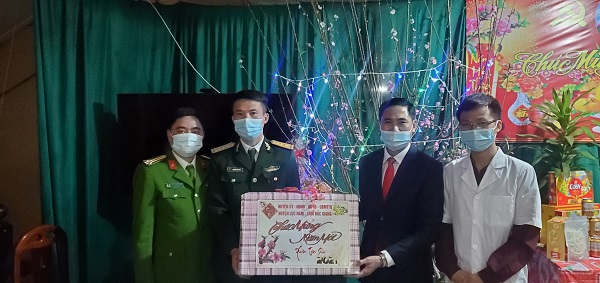 Phó Chủ tịch UBND huyện Dương Công Định chúc Tết lực lượng làm nhiệm vụ tại khu cách ly số 2 của...