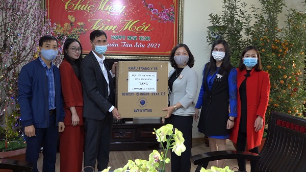 Hội LHPN tỉnh trao tặng 2.500 khẩu trang y tế cho BCĐ phòng chống dịch bệnh huyện