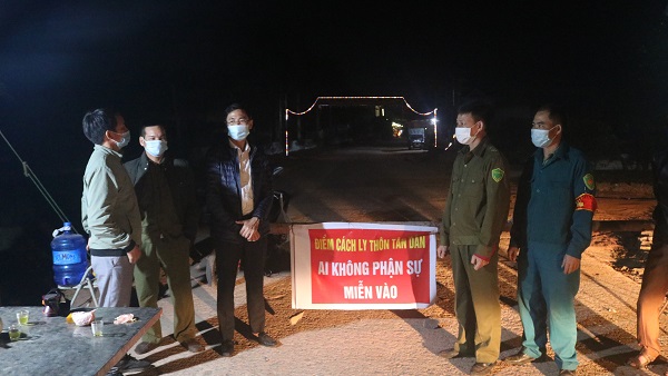 Đồng chí Dương Công Định kiểm tra các chốt phòng dịch tại Đông Hưng