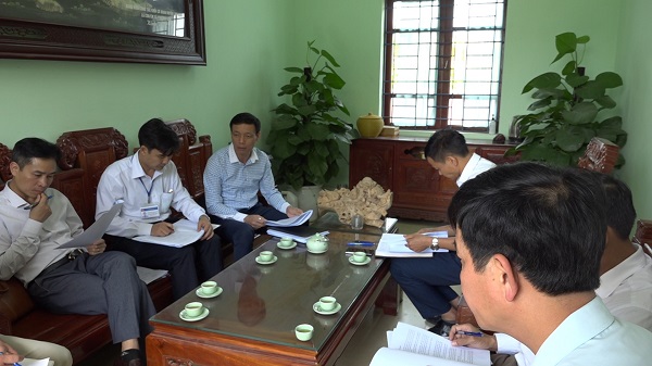 Ông Hoàng Văn Toán-Phó Chủ tịch Thường trực UBND huyện kiểm tra công tác bầu cử tại xã Phương Sơn