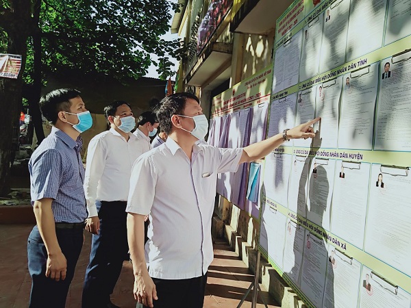 Kiểm tra công tác chuẩn bị bầu cử tại Thị trấn Đồi Ngô