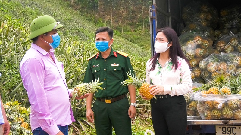 Đ/c Bí thư Huyện ủy thăm HTX Dứa Lục Nam tại thôn Đồng Cống xã Bảo Sơn