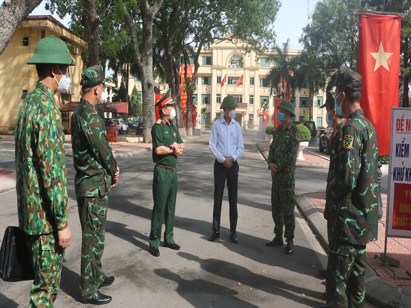 Thiếu tướng Hà Quang Vinh- Phó tham mưu trưởng quân khu I, chỉ đạo, động viên lực lượng phun hóa...