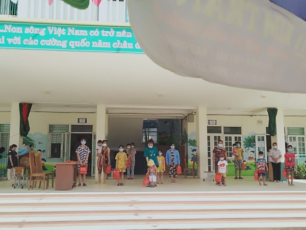 Đồng chí Dương Công Định - PCT UBND huyện tặng quà động viên trẻ em và phụ nữ mang thai trong khu...