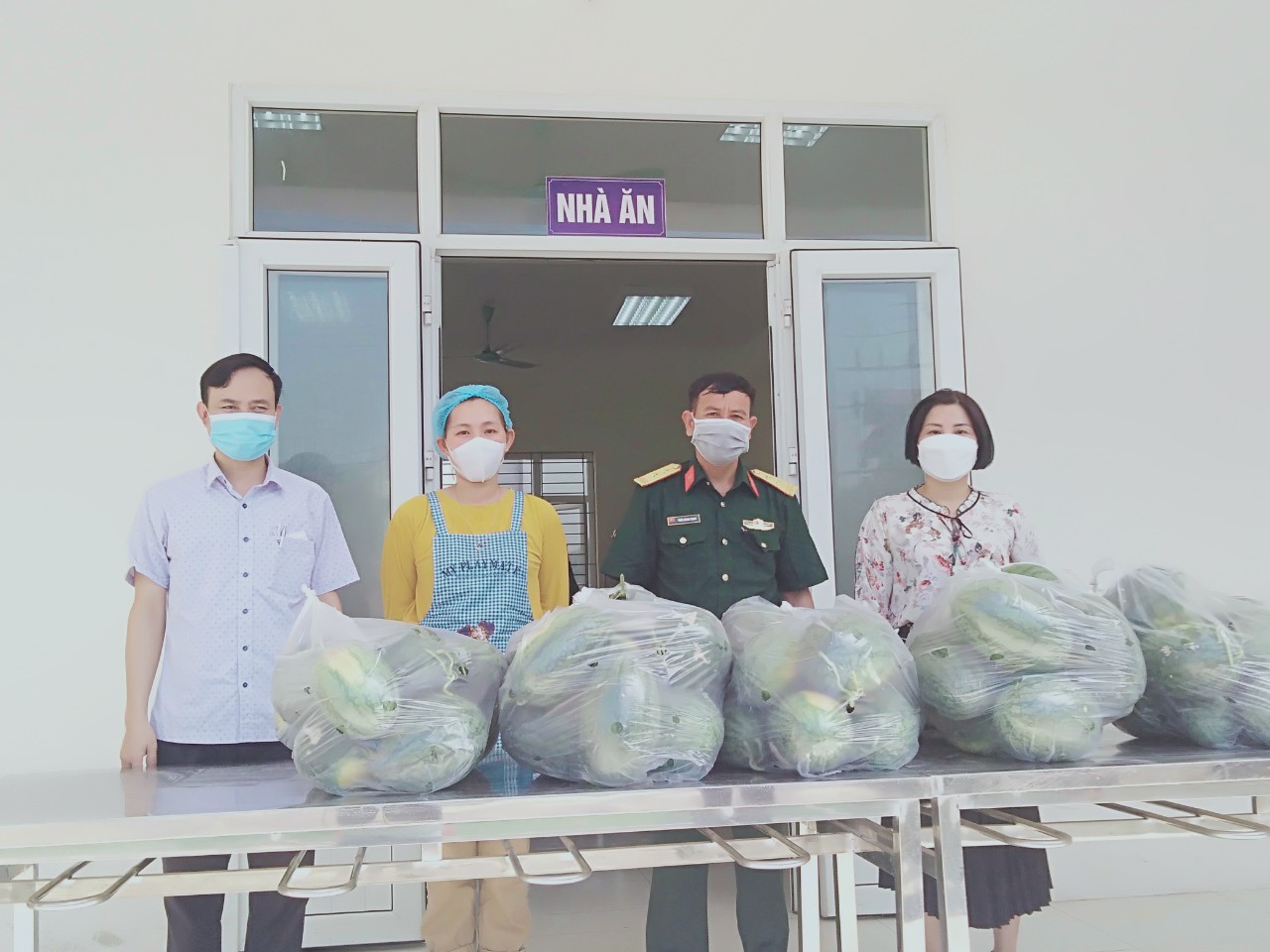 Hội nông dân huyện trao tặng trên 1,2 tấn dưa hấu cho các trạm cách ly y tế của huyện.