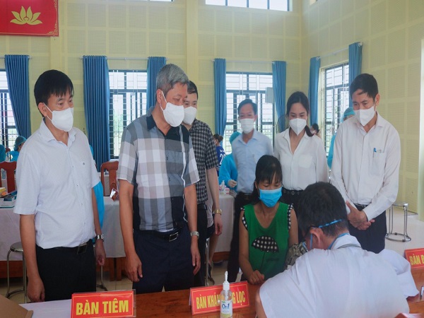 Thứ trưởng Bộ Y tế Nguyễn Trường Sơn kiểm tra công tác tiêm vắc-xin phòng, chống dịch Covid-19...