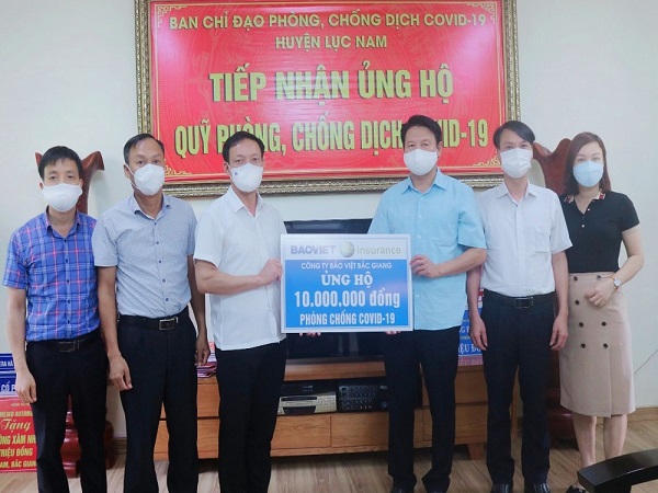 Đồng chí Hoàng Văn Toán- PCT thường trực UBND huyện tiếp nhận quà ủng hộ phòng, chống dịch Covid-19