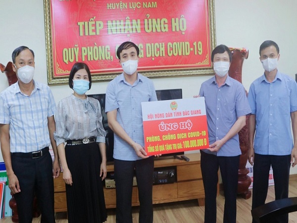 Đồng chí Lương Thế Tuấn- tiếp nhận quà ủng hộ phòng, chống dịch của HND tỉnh