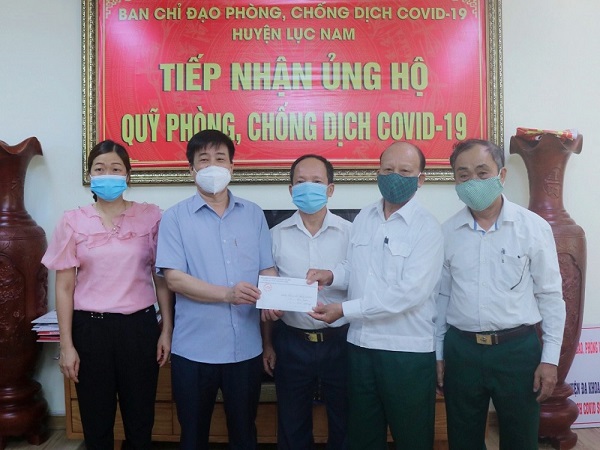 Đồng chí Giáp Văn Ơn- PCT UBND huyện tiếp nhận ủng hộ cho quỹ vắc-xin phòng, chống dịch Covid-19