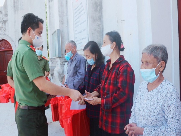 Công an huyện Lục Nam trao tặng 10 suất quà cho gia đình công giáo nghèo tại Tam Dị