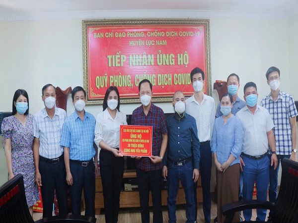 CLB báo chí Bắc Giang tại Hà Nội về trao quà ủng hộ phòng, chống dịch Covid-19 cho huyện