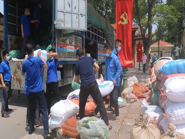 Hội phụ nữ trong huyện vận động ủng hộ thành phố Hồ Chí Minh trên 12 tấn lương thực, thực phẩm
