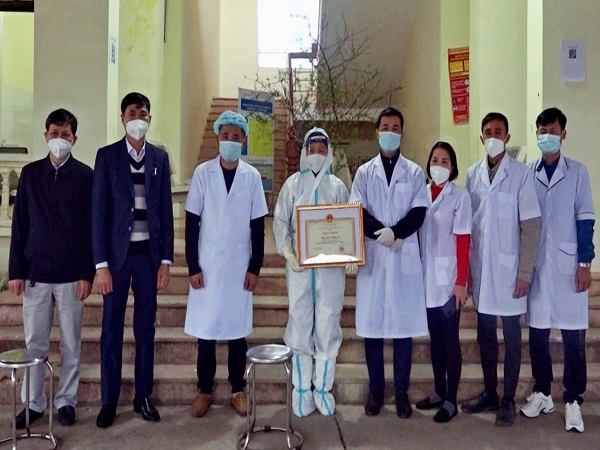 PCT UBND huyện Dương Công Định trao tặng giấy khen cho 3 Trạm y tế triển khai hiệu quả mô hình...