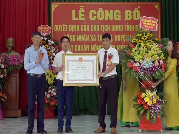 UBND huyện công bố Quyết định của Chủ tịch UBND tỉnh công nhận xã Tam Dị đạt chuẩn NTM