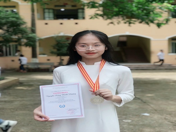 Gặp cô học trò Nguyễn Đồng Minh Hương, say mê môn Tiếng Anh