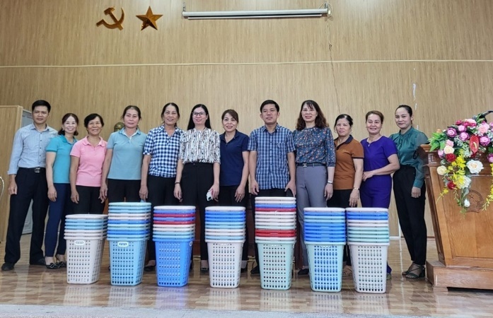 Hội LHPN huyện tổ chức tập huấn phân loại, xử lý rác và tuyên truyền về phòng chống bạo lực gia đình tại Trường Sơn