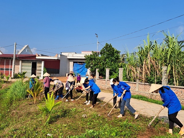 Đảng ủy xã Vô Tranh tổ chức ra quân vệ sinh môi trường hưởng ứng xây dựng NTM