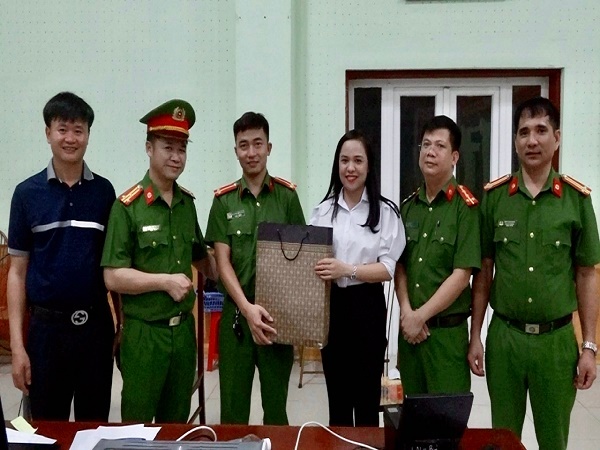 Bí thư huyện ủy, thăm động viên cán bộ, chiến sĩ làm căn cước công dân tại xã Bảo Đài và Chu Điện