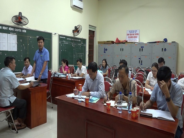 Đoàn giám sát của HĐND huyện thực hiện giám sát tại THCS Tam Dị