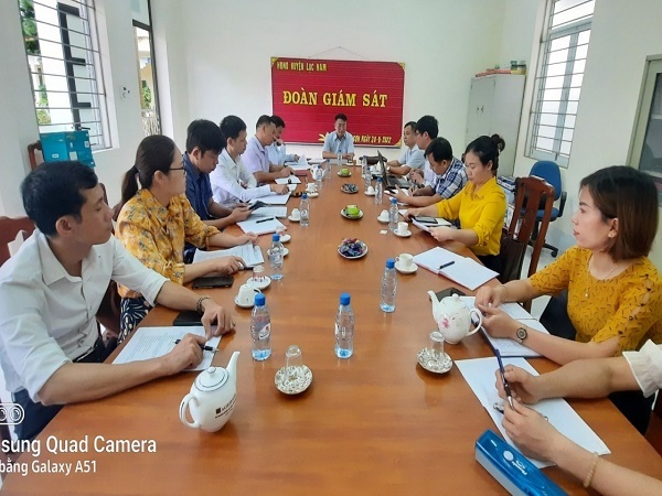 Đoàn giám sát của HĐND huyện thực hiện giám sát tại THCS và Tiểu học Lục Sơn