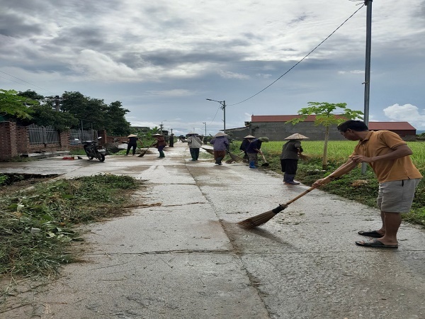 Đông Phú ra quân vệ sinh môi trường hưởng ứng tháng Dân vận