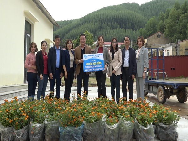 Hội LHPN huyện hỗ trợ cây giống hoa cho các xã miền núi thực hiện tuyến đường hoa