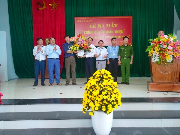 Đồng chí Hoàng Văn Toán, Phó Chủ tịch Thường trực UBND huyện dự lễ ra mắt mô hình “chính quyền...