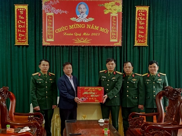 Đồng chí Giáp Văn Ơn, Phó Chủ tịch UBND huyện chúc Tết đơn vị quân đội Lữ đoàn 203
