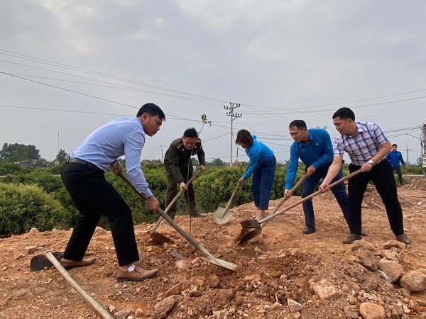 Hạt Kiểm lâm Lục Nam phối hợp trồng 650 cây xanh tại  xã Trường Giang