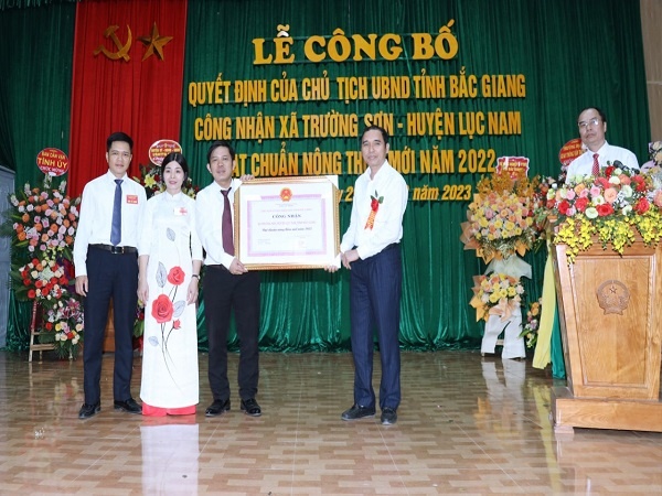 Lễ công bố Quyết định của Chủ tịch UBND tỉnh công nhận xã Trường Sơn đạt chuẩn NTM