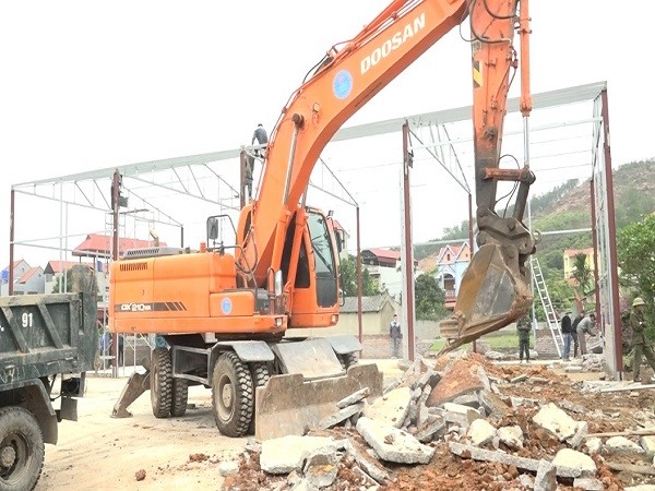 UBND huyện tổ chức cưỡng chế vi phạm sử dụng đất theo Chỉ thị 19 tại  xã Khám Lạng