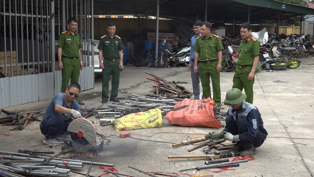 Công an huyện Lục Nam tiêu hủy nhiều vũ khí, vật liệu nổ, công cụ hỗ trợ và pháo