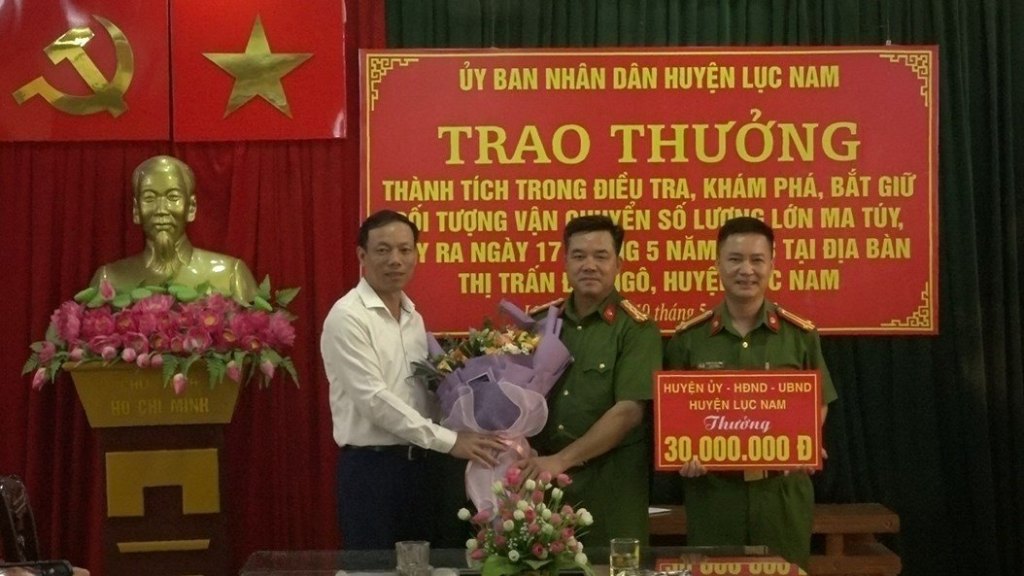 UBND huyện Lục Nam khen thưởng cho các tập thể, cá nhân có thành tích xuất sắc trong công tác ...