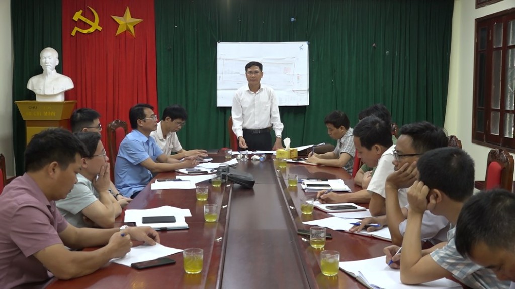 PCT UBND huyện Dương Công Định chủ trì cuộc đối thoại với công dân Tiên Nha về công tác bồi...