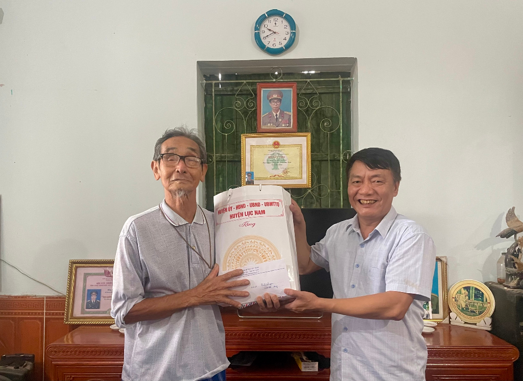 Đồng chí Nguyễn Văn Thông – Phó Chủ tịch HĐND huyện thăm  tặng quà cho các đối tượng chính sách,...