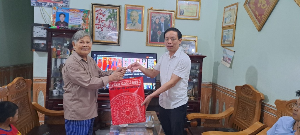 Phó Chủ tịch UBND huyện Hoàng Văn Toán thăm, tặng quà người có công tại xã Bảo Sơn