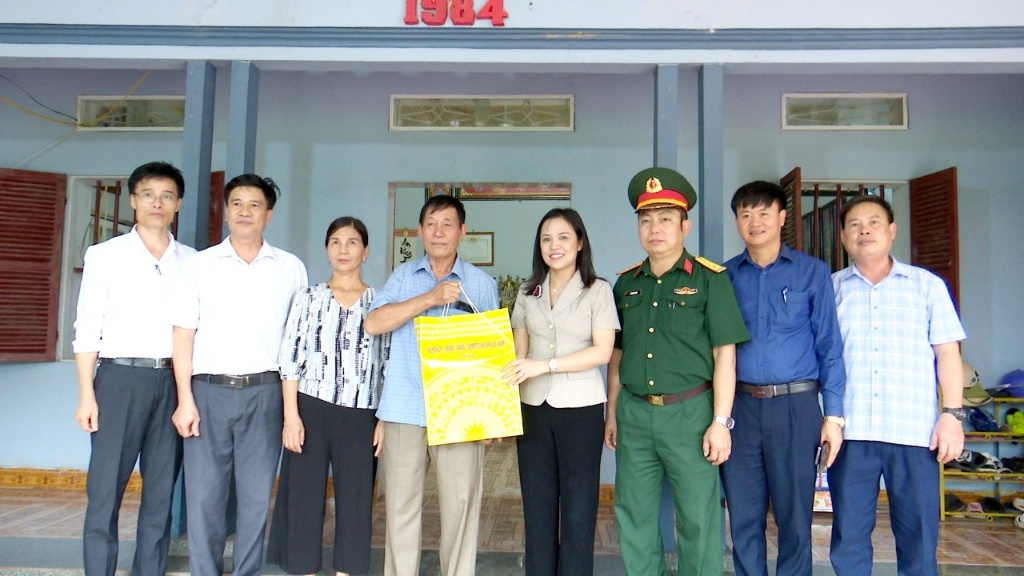 Đồng chí Nguyễn Thị Kim Dung, TUV, Bí thư Huyện ủy thăm, tặng quà người có công tại xã Cương Sơn