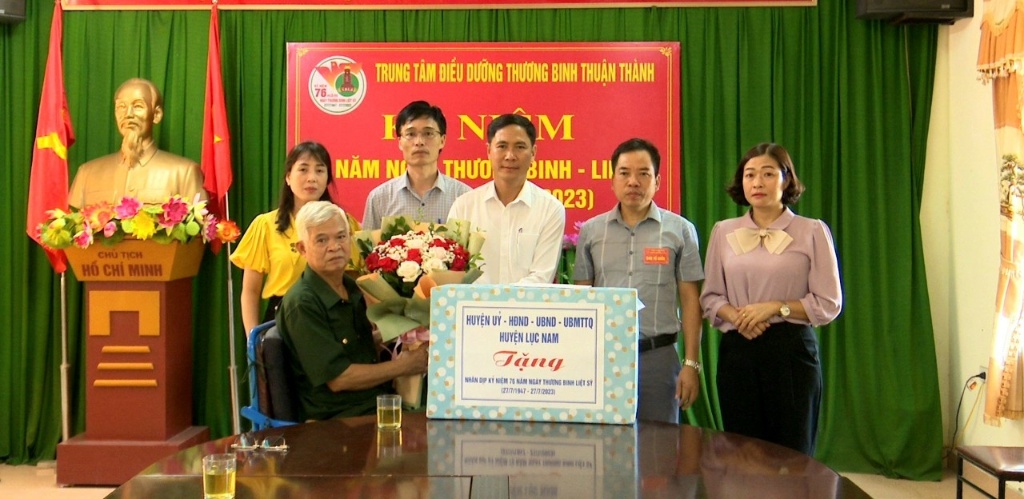PCT UBND huyện thăm, tặng quà Trung tâm điều dưỡng thương binh Thuận Thành, Bắc Ninh